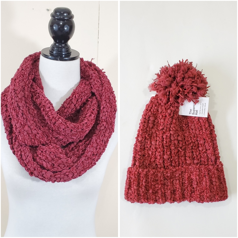 Women's burgundy knit pom pom beanie hat and infinity scarf set NWT